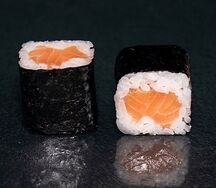 Ролл с лососем