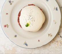 Тартар с муссом из пармезана