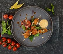 Куриные шашлычки в лепестках миндаля