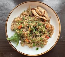 Жареный рис с курицей