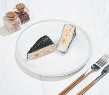 Онигири с лососем и крабом