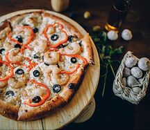 Пицца с креветками