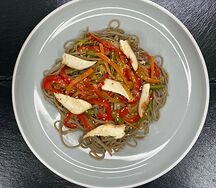 Wok гречневая лапша с курицей в сливочном соусе