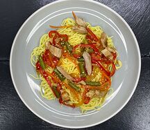 Wok яичная лапша со свининой в сливочном соусе