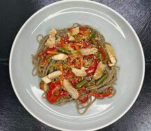 Wok гречневая лапша со свининой в терияки соусе