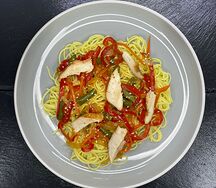 Wok яичная лапша с курицей в сладком чили