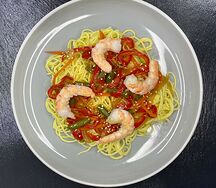 Wok яичная лапша с креветкой в сладко-остром соусе