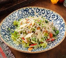 Легкий салат со слабосоленой семгой, сыром Пармезан и свежими овощами