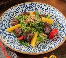 Салат с обжаренной куриной печенью