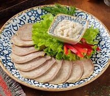 Отварной телячий язык с хреном