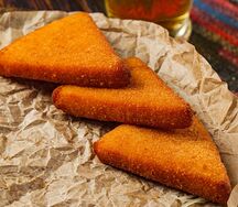 Сулугуни, жаренный в сухарях