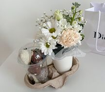 Клубника в шоколаде и цветы в стаканчике