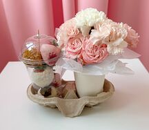 Клубника в шоколаде и стаканчик с розами и диантусами 