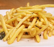 Картофель фри с трюфельным маслом и тимьяном