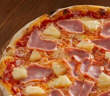Пицца с ананасом и ветчиной