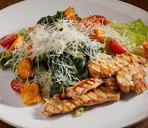 Салат Цезарь с курицей