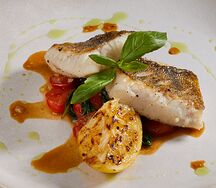 Филе судака с травяным соусом и томатами