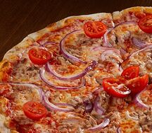 Пицца с тунцом и луком