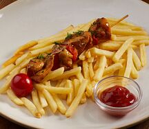 Шашлычок куриный с картофелем фри