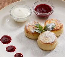 Сырники со сметаной и домашним вареньем