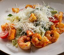 Салат Цезарь с креветками