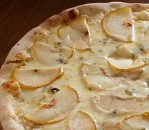 Пицца с грушей и горгонзолой