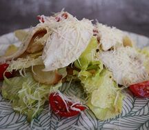 Салат Цезарь с цыпленком