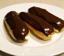 Эклер шоколадный