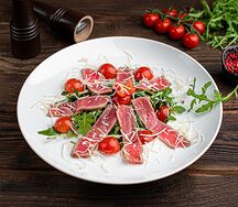 Салат руккола с тунцом