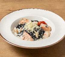 Чёрная паста с морепродуктами