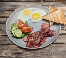 Глазунья с беконом