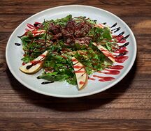 Warm Salad из куриной печени с малиновым соусом