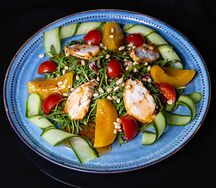 Салат с цыпленком и персиком