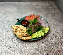 Жареная говядина с питой и с овощами