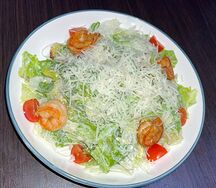 Салат Цезарь с креветками