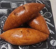 Пирожок с луком и яйцом