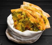 Итальянская Фокачча с соусом песто