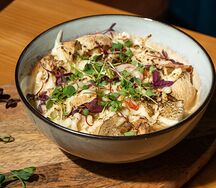 Луковый суп с раковыми шейками и сыром