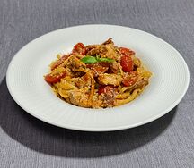 Лингвини с индейкой, беконом и томатами
