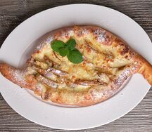 Хачапури с ванильным кремом, грушей и сыром дорблю