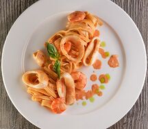 Лингвини с морепродуктами в томатно-сливочном соусе