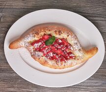 Хачапури с ванильным кремом и свежей клубникой