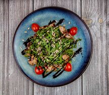Салат тёплый с куриной печенью