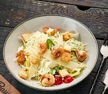 Салат Цезарь с креветками