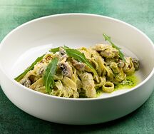 Паста с курицей и грибами