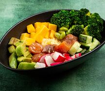 Кускус с лососем, авокадо и овощами