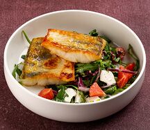 Судак с миксом зелени и фетой