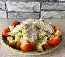 Салат Цезарь с курицей