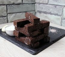 Гренки чесночные с соусом тартар