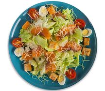 Салат Цезарь с лососем